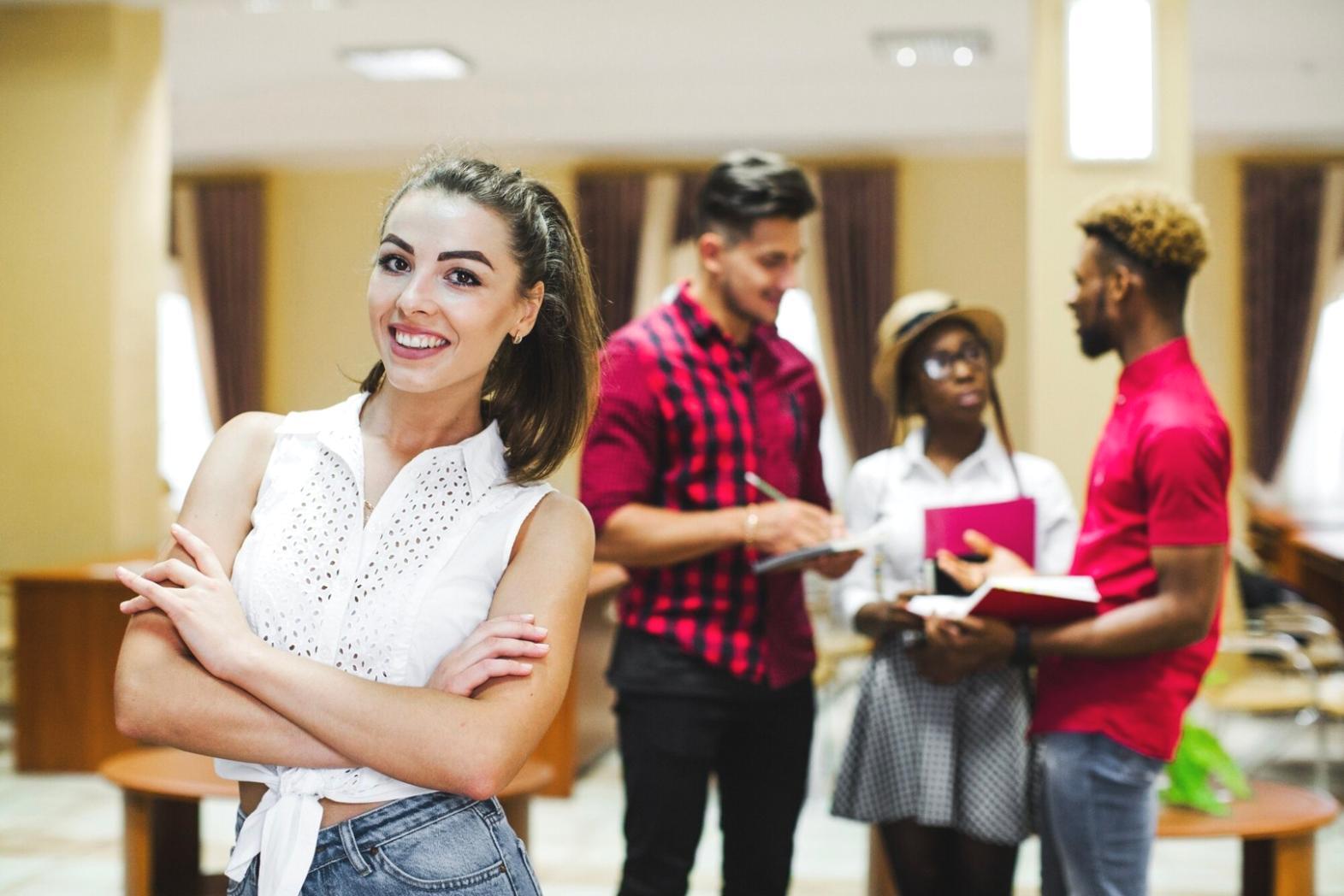 Espace de formation en analyse financière avec documentation et outils professionnels